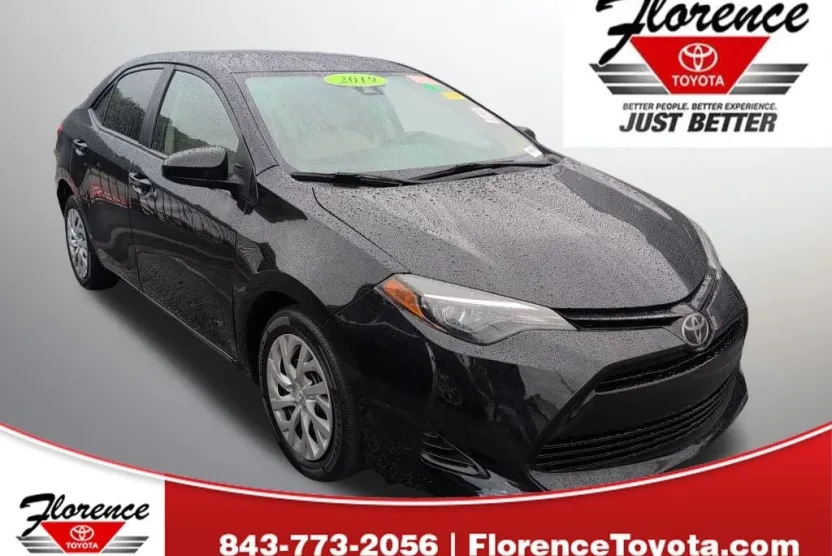 2019 Toyota Corolla LE photo 1