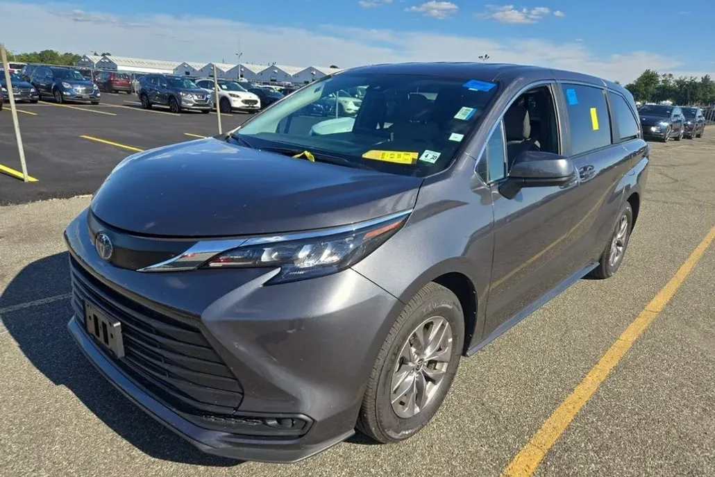 2025 Toyota Sienna LE photo 1