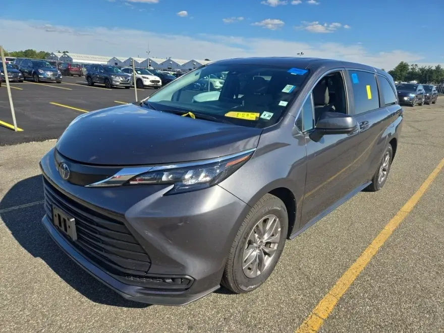 2025 Toyota Sienna LE photo 1