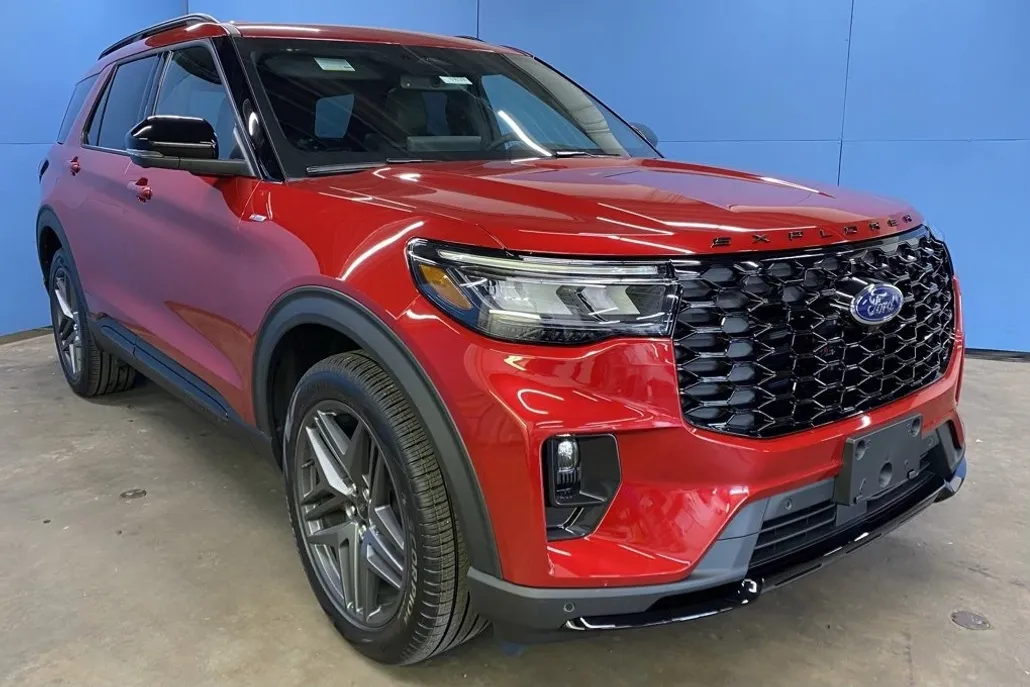 2025 Ford Explorer ST-Line photo 1