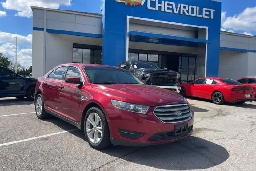 2016 Ford Taurus SEL photo 1