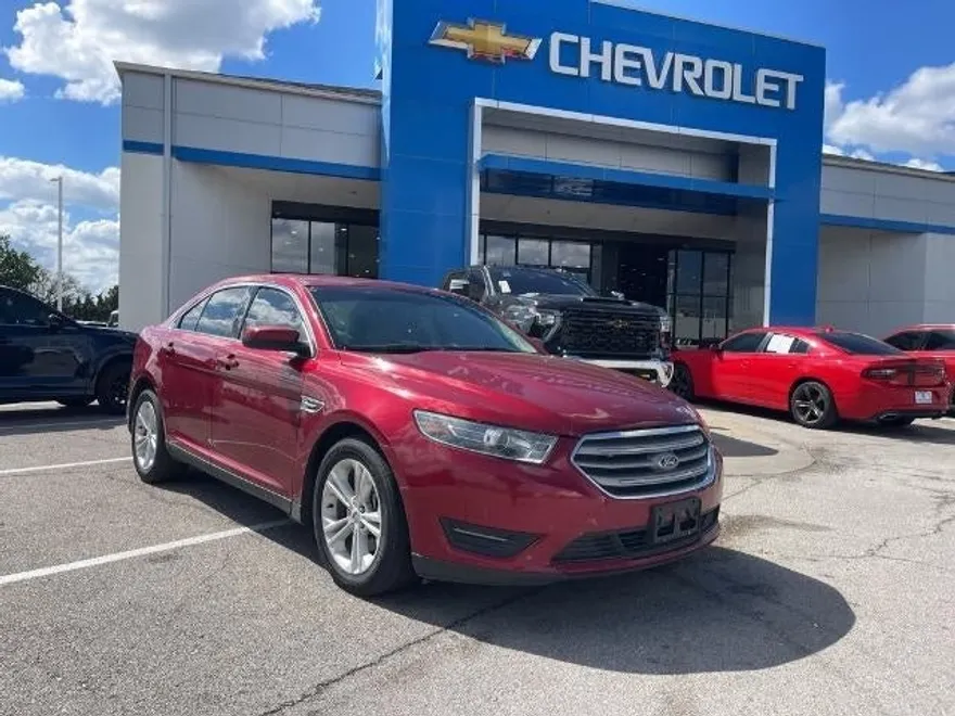 2016 Ford Taurus SEL photo 1