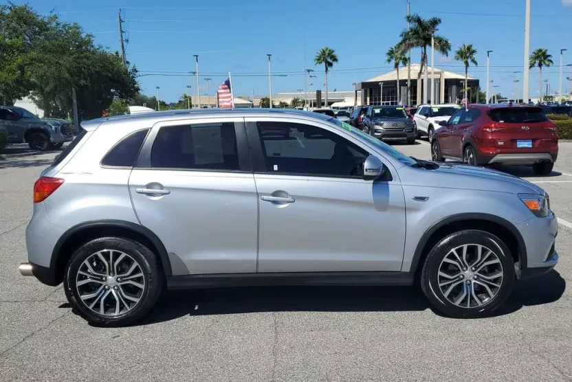 2017 Mitsubishi Outlander Sport SE photo 1