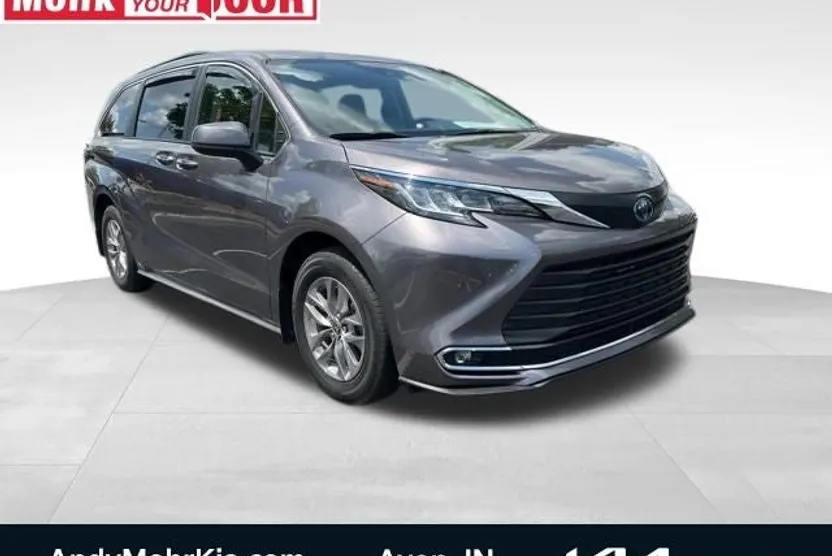2022 Toyota Sienna XLE photo 1