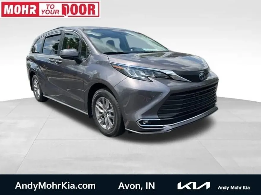 2022 Toyota Sienna XLE photo 1