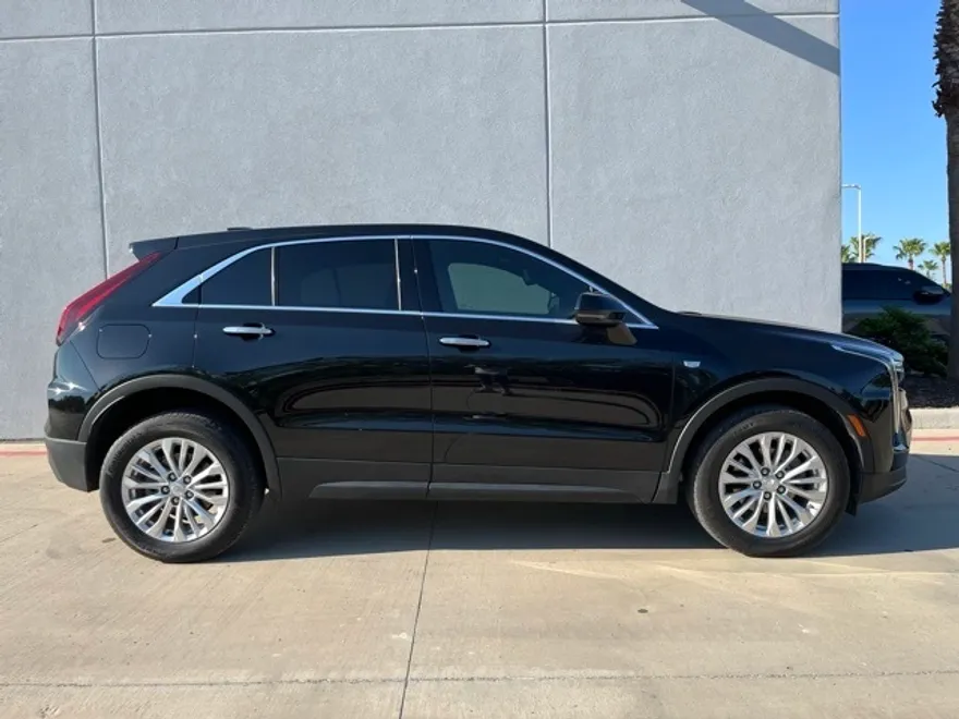 2024 Cadillac XT4 Luxury photo 1