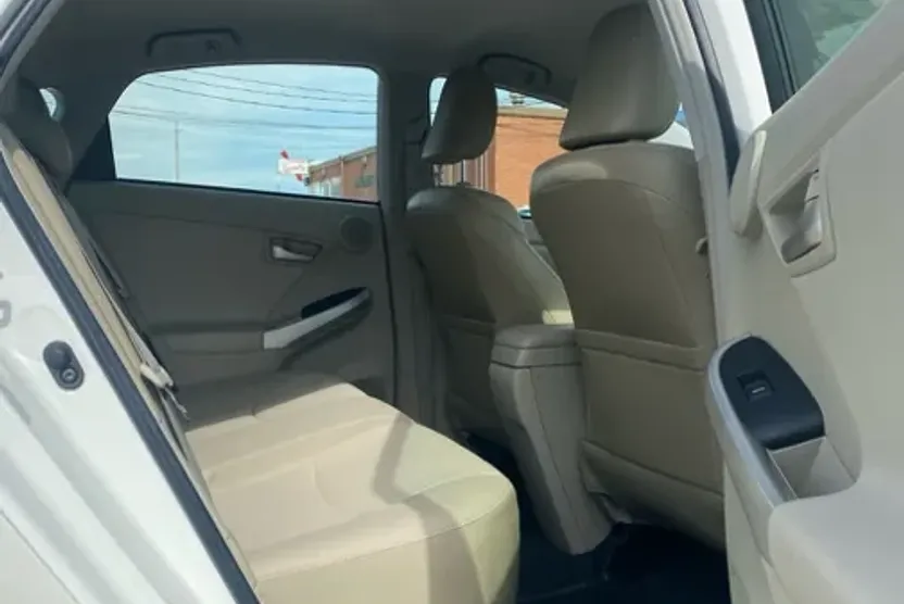 2014 Toyota Prius Five photo 1