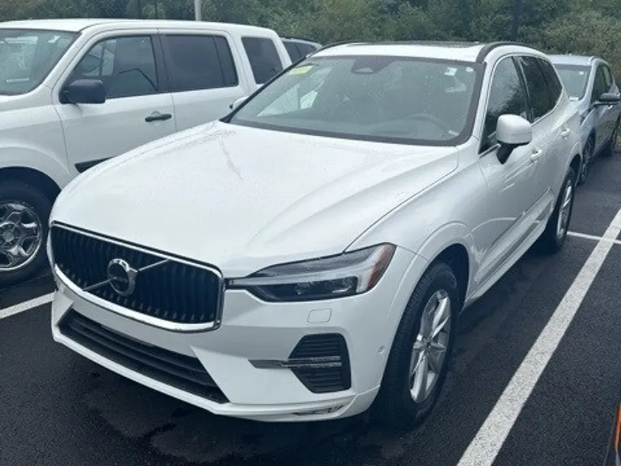 2022 Volvo XC60 B5 Momentum photo 1