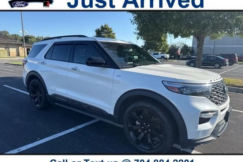 2023 Ford Explorer ST-Line photo 1