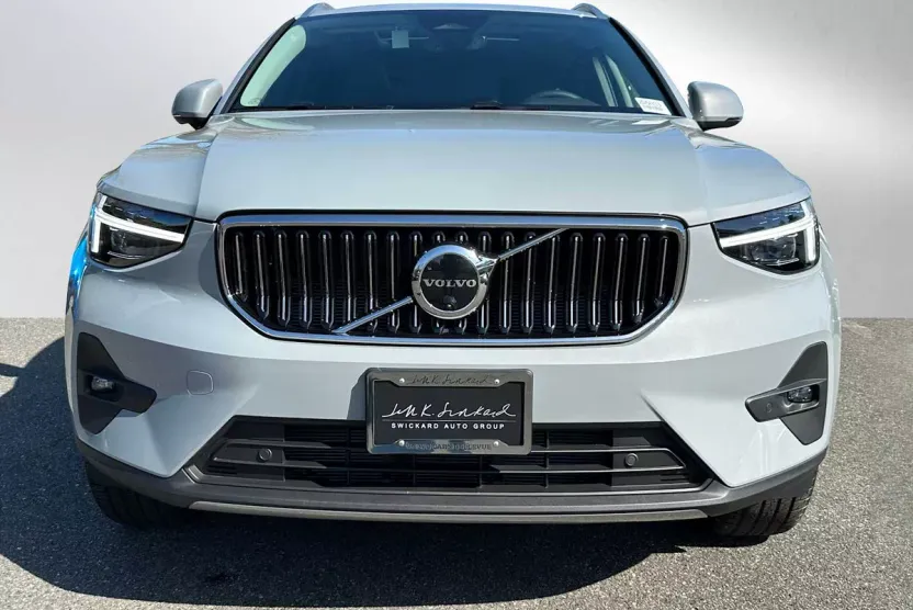 2025 Volvo XC40 photo 1
