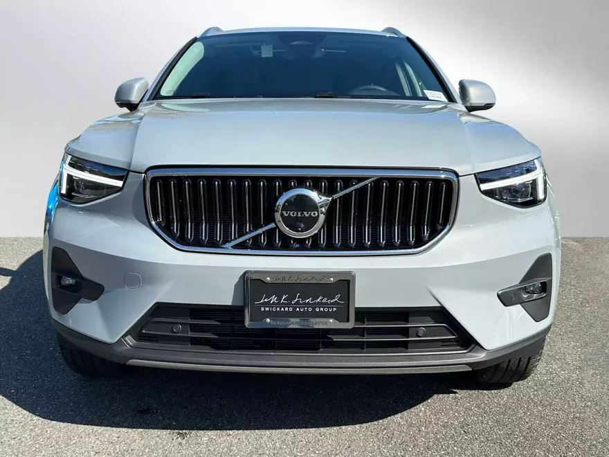 2025 Volvo XC40 photo 1