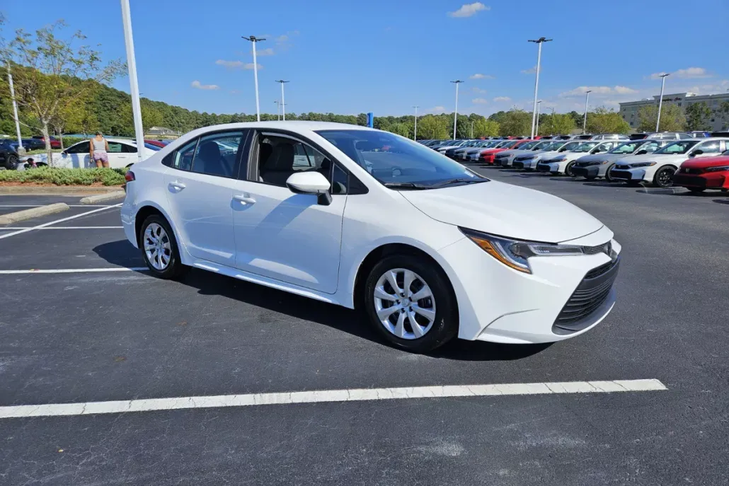2025 Toyota Corolla LE photo 1