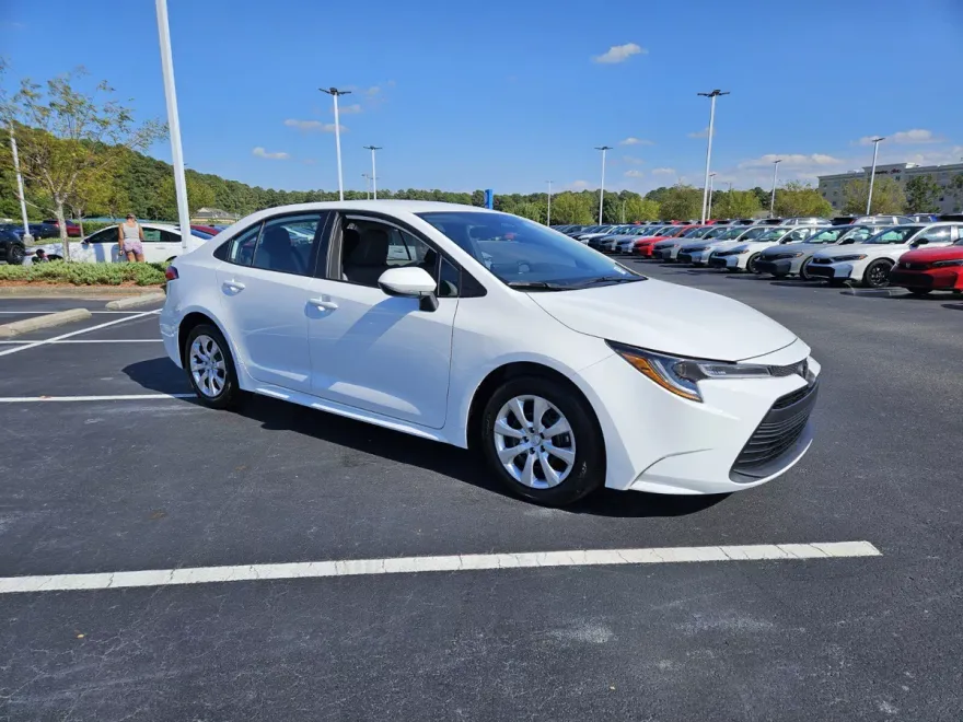 2025 Toyota Corolla LE photo 1
