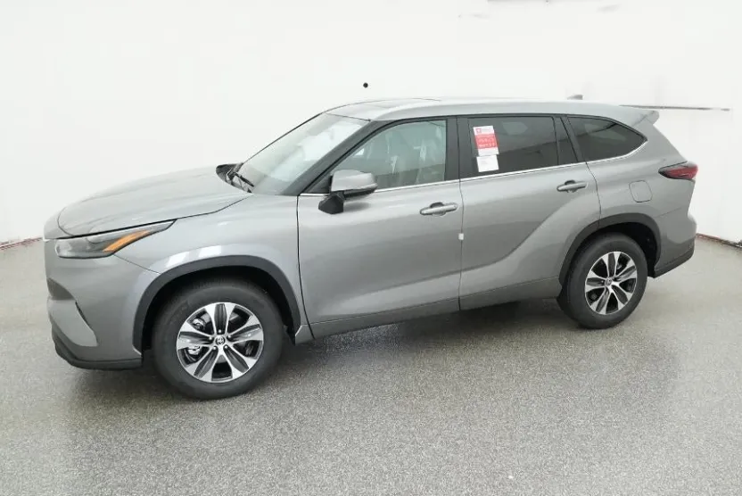 2025 Toyota Highlander XLE photo 1