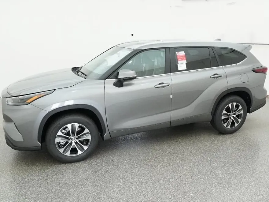 2025 Toyota Highlander XLE photo 1