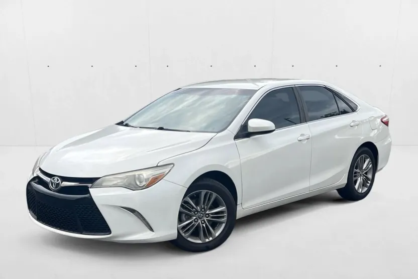 2016 Toyota Camry SE photo 1