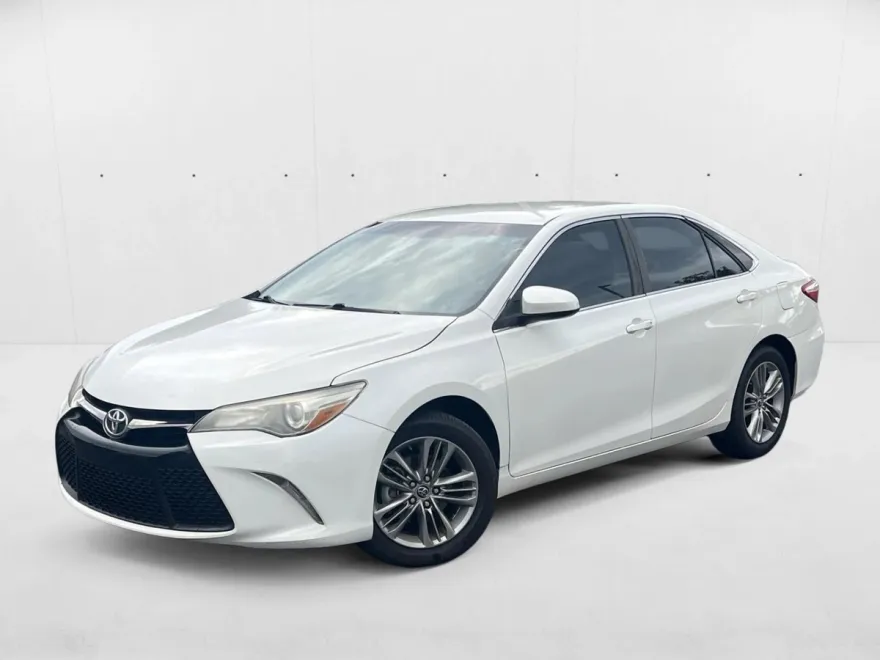 2016 Toyota Camry SE photo 1