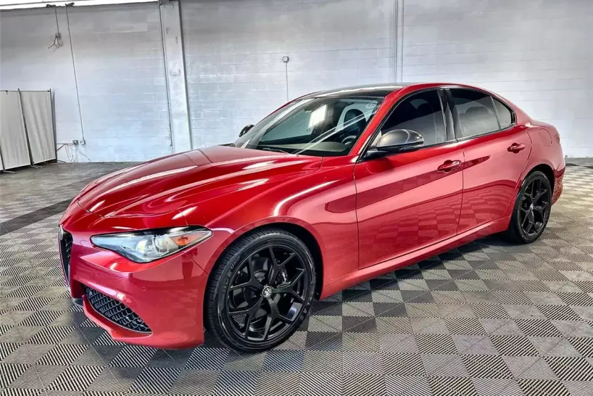 2019 Alfa Romeo Giulia Sport photo 1