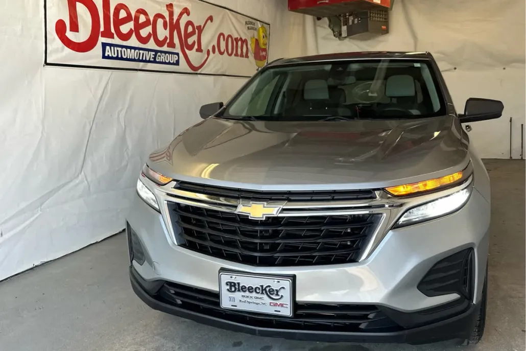 2023 Chevrolet Equinox LS photo 1