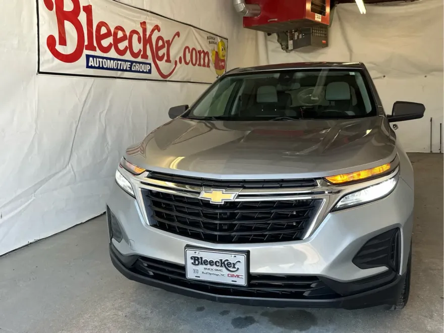 2023 Chevrolet Equinox LS photo 1