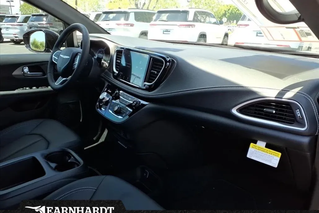 2026 Chrysler Pacifica photo 1