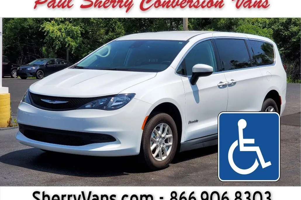 2022 Chrysler Voyager LX photo 1