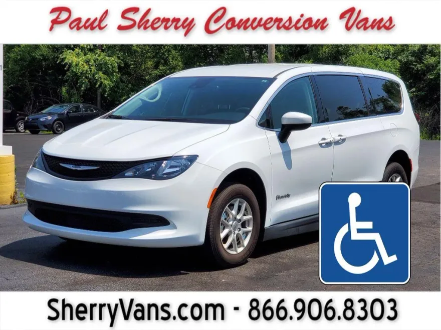 2022 Chrysler Voyager LX photo 1