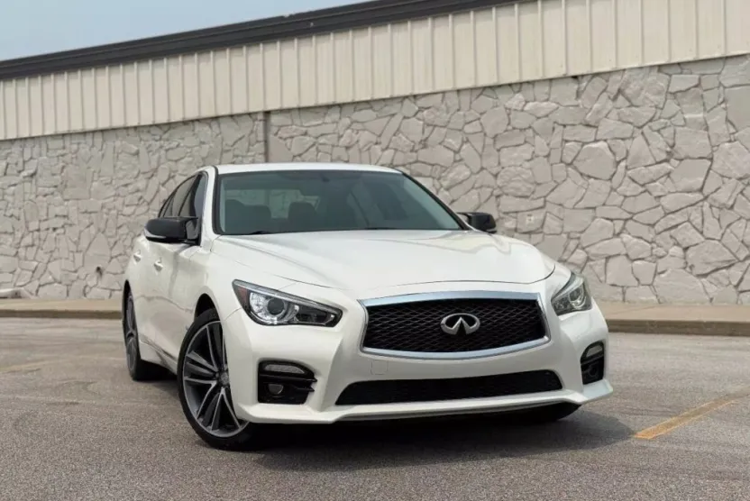 2014 Infiniti Q50 Hybrid photo 1
