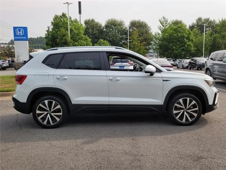 2023 Volkswagen Taos SE photo 1