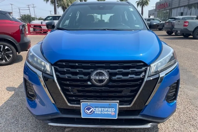 2023 Nissan Kicks SR photo 1