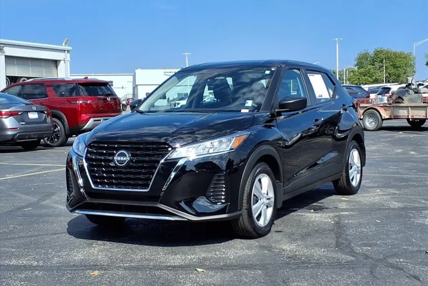 2025 Nissan Kicks Play S photo 1