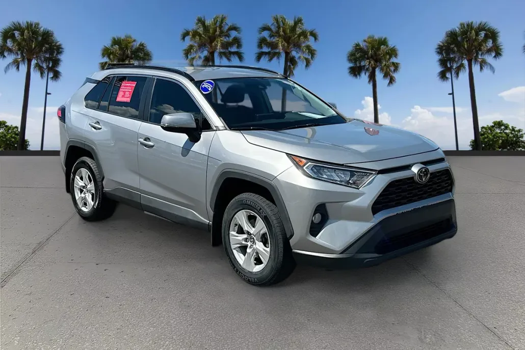 2020 Toyota RAV4 XLE photo 1