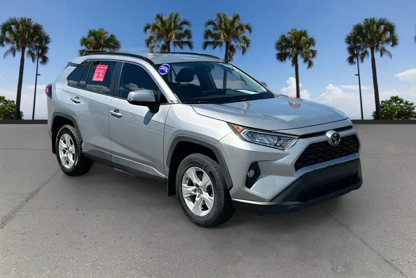 2020 Toyota RAV4 XLE photo 1