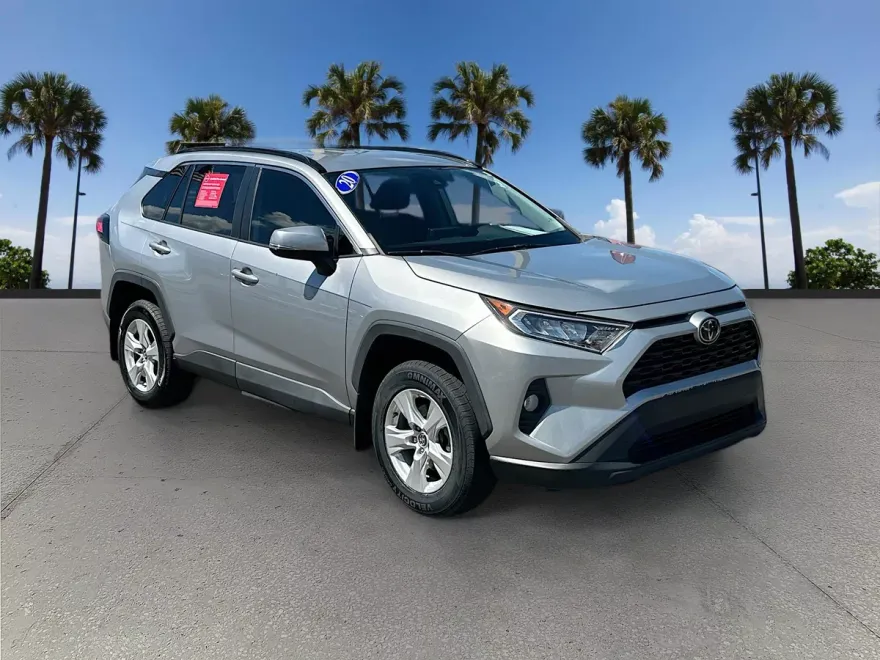 2020 Toyota RAV4 XLE photo 1
