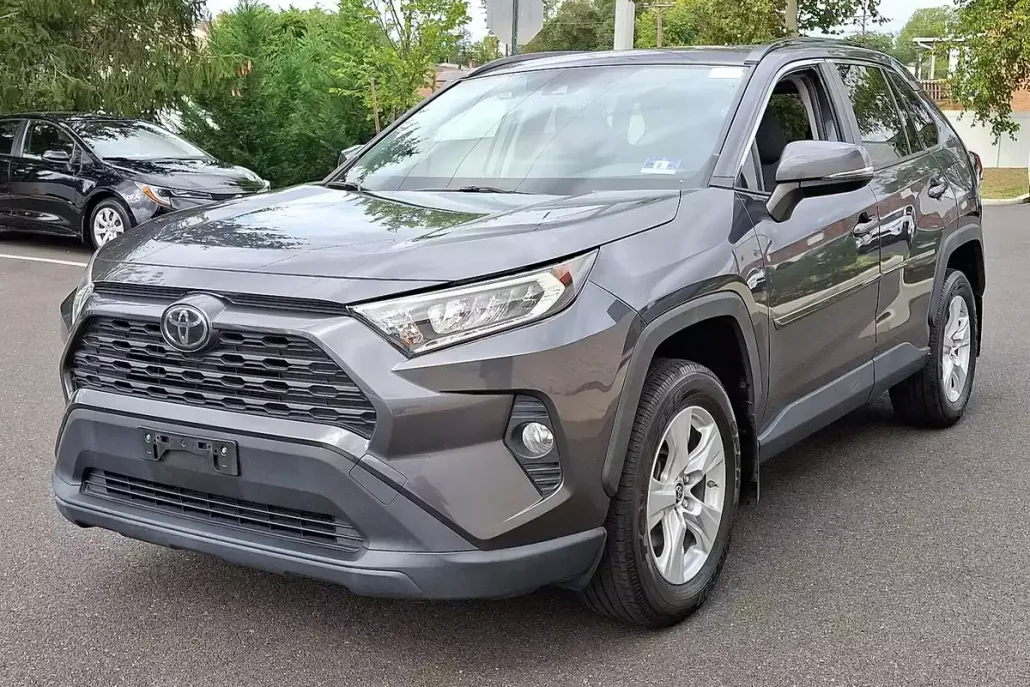 2019 Toyota RAV4 XLE photo 1