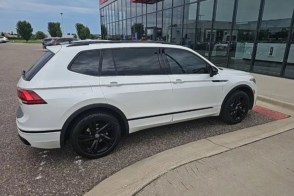 2023 Volkswagen Tiguan SE R-Line Black photo 1