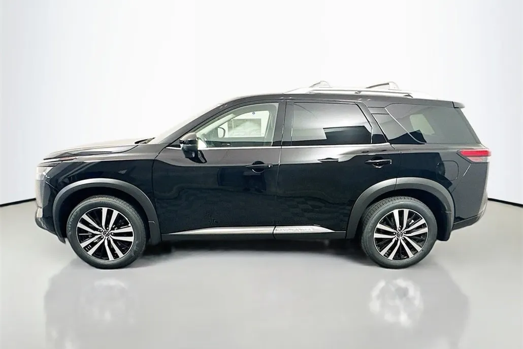2025 Nissan Pathfinder Platinum photo 1