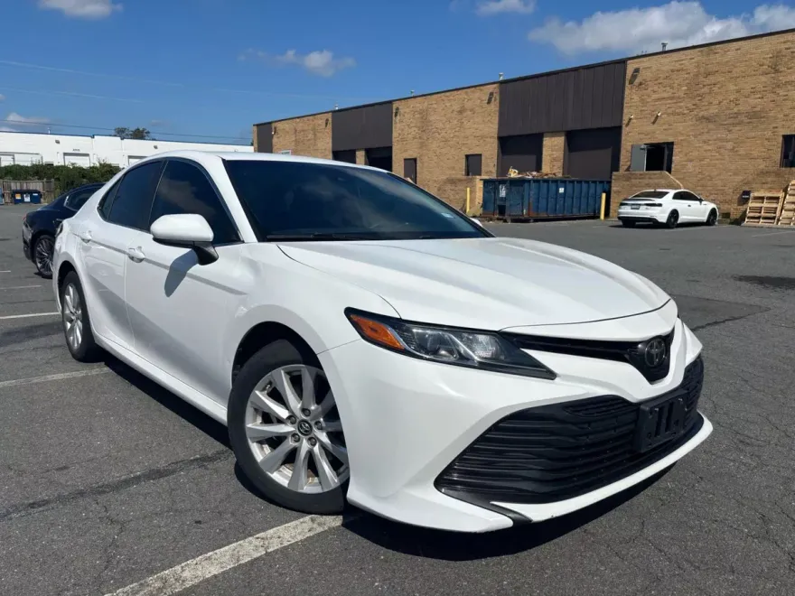 2019 Toyota Camry L photo 1