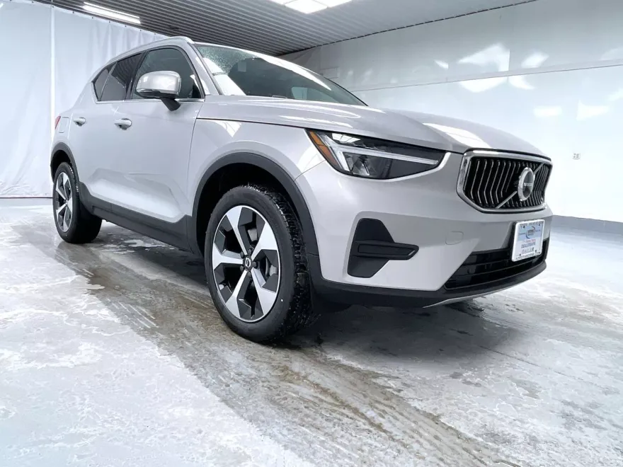 2025 Volvo XC40 Core photo 1