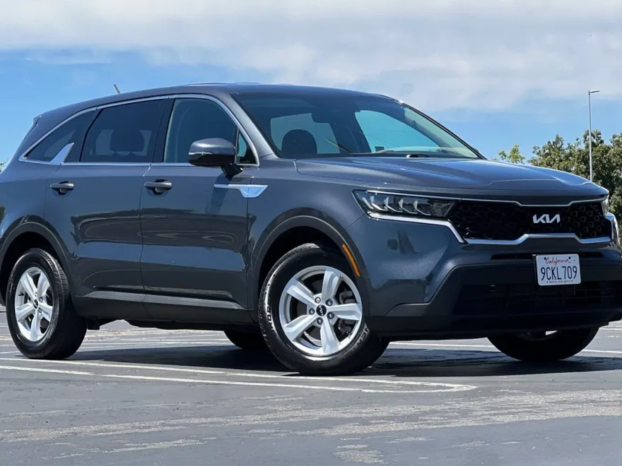 2022 Kia Sorento LX photo 1