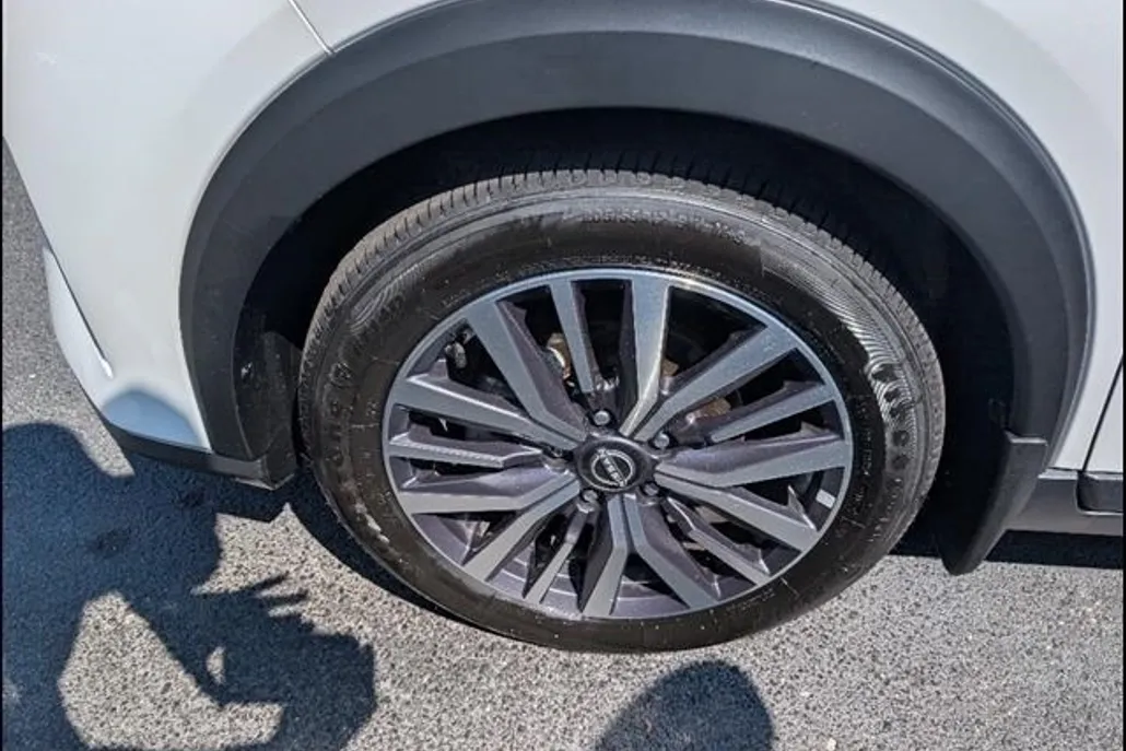 2023 Nissan Kicks SR photo 1