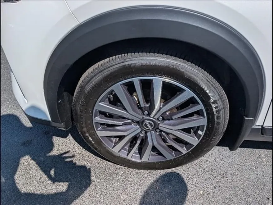 2023 Nissan Kicks SR photo 1