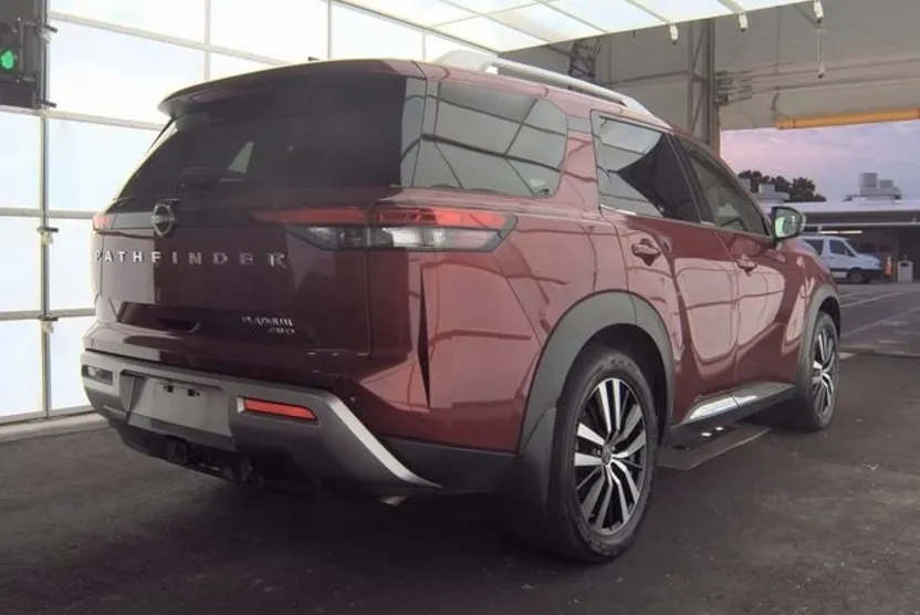2023 Nissan Pathfinder Platinum photo 1
