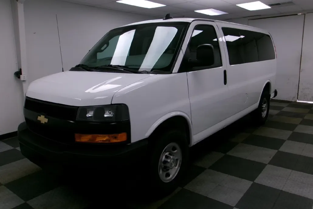 2023 Chevrolet Express Passenger 3500 LS photo 1