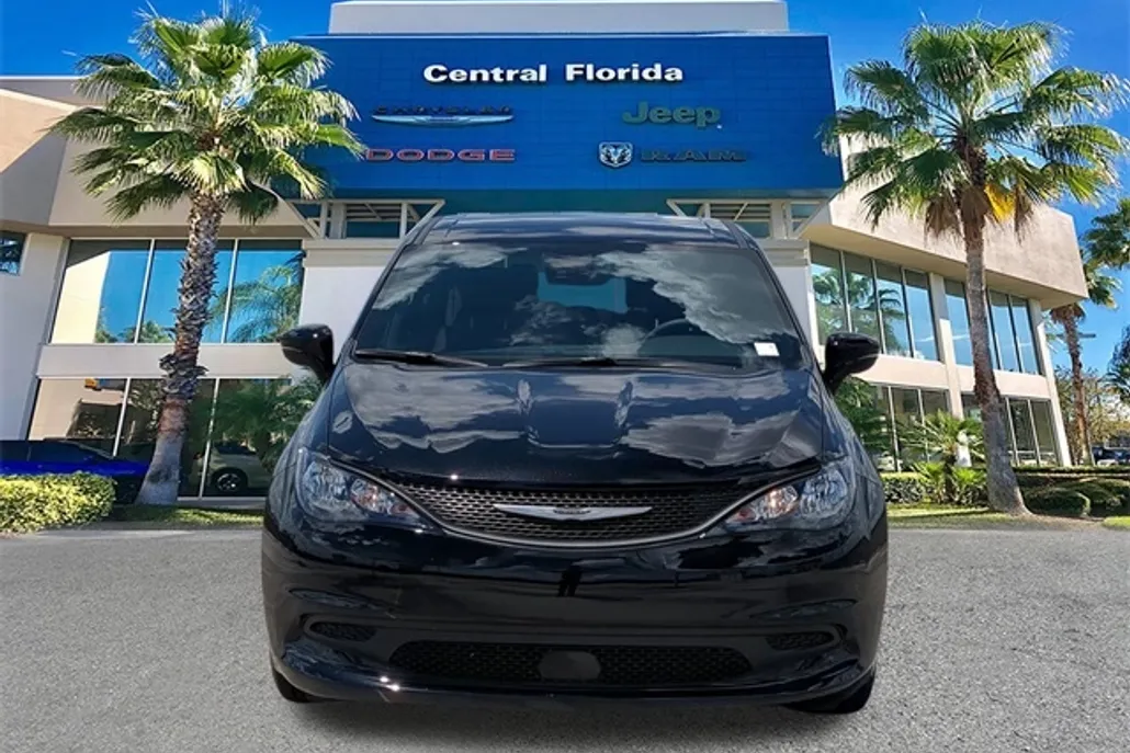 2026 Chrysler Voyager LX photo 1