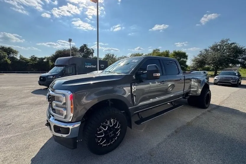 2023 Ford F-350 photo 1
