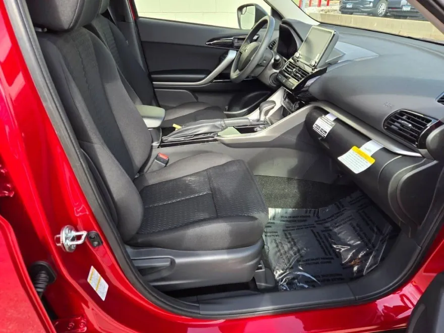 2025 Mitsubishi Eclipse Cross LE photo 1