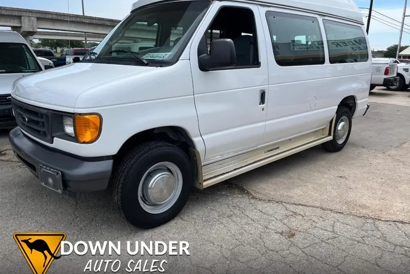 2004 Ford E-350 photo 1