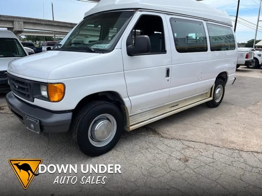 2004 Ford E-350 photo 1