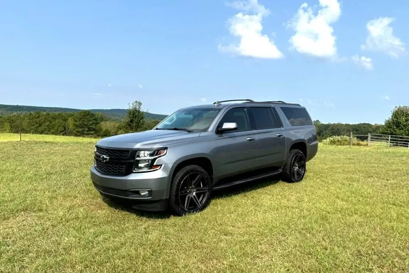 2020 Chevrolet Suburban LT photo 1